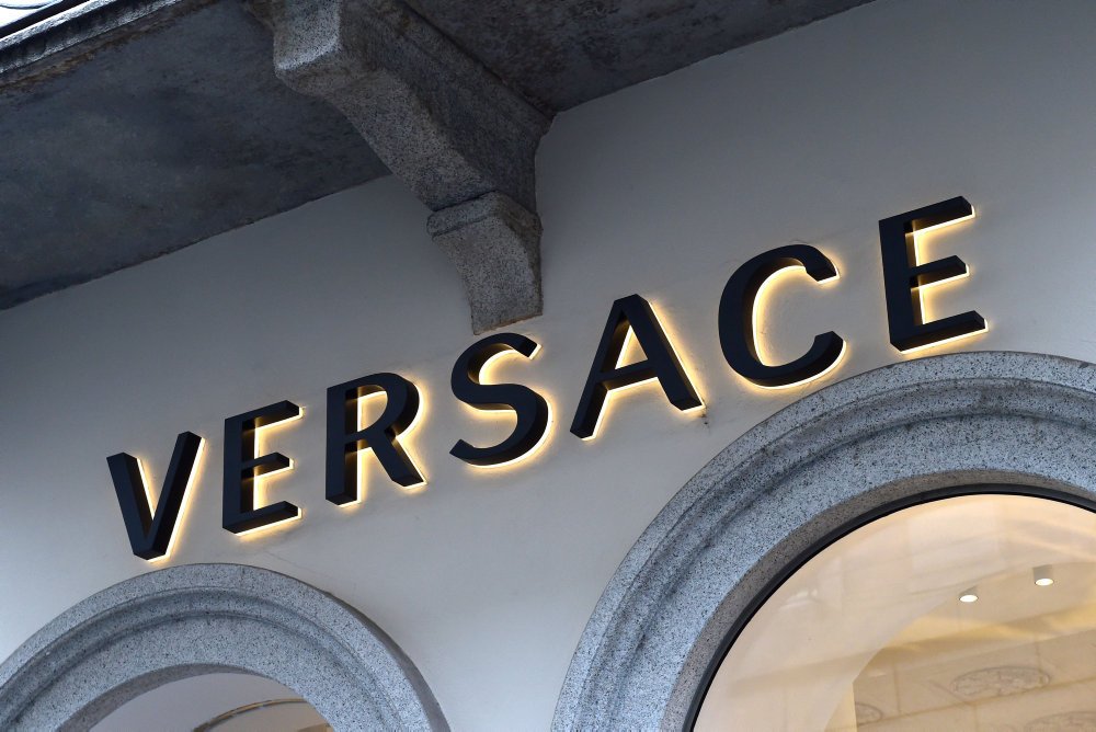 Michael Kors, der især er kendt som producent af håndtasker, erhverver sig mere glamour med købet af Versace.