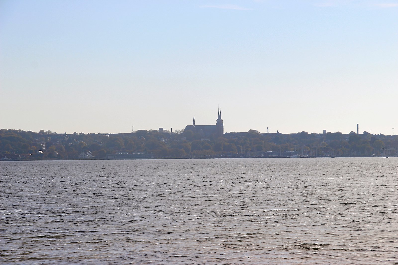 Udsigten til Roskilde Domkirke fra Vigen Strandpark.
