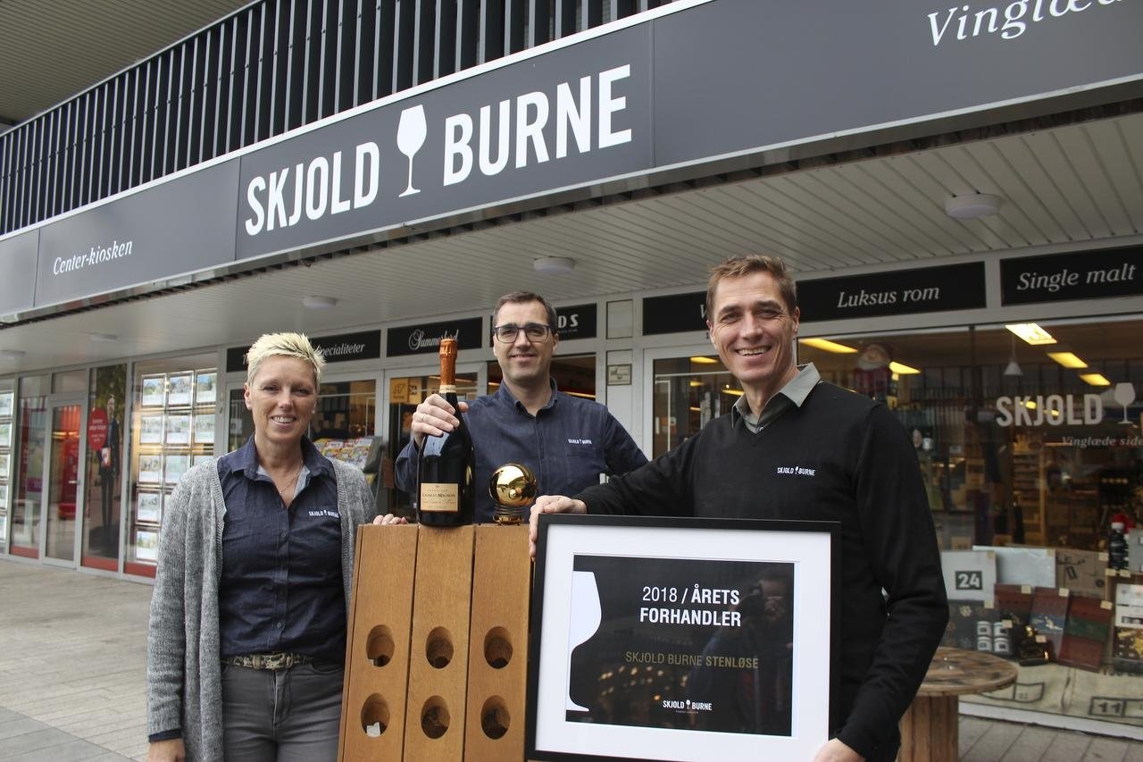 Skjold Burne i Egedal Centret er på fornemste vis kåret til "årets butik" blandt landets 40 Skjold Burne-butikker