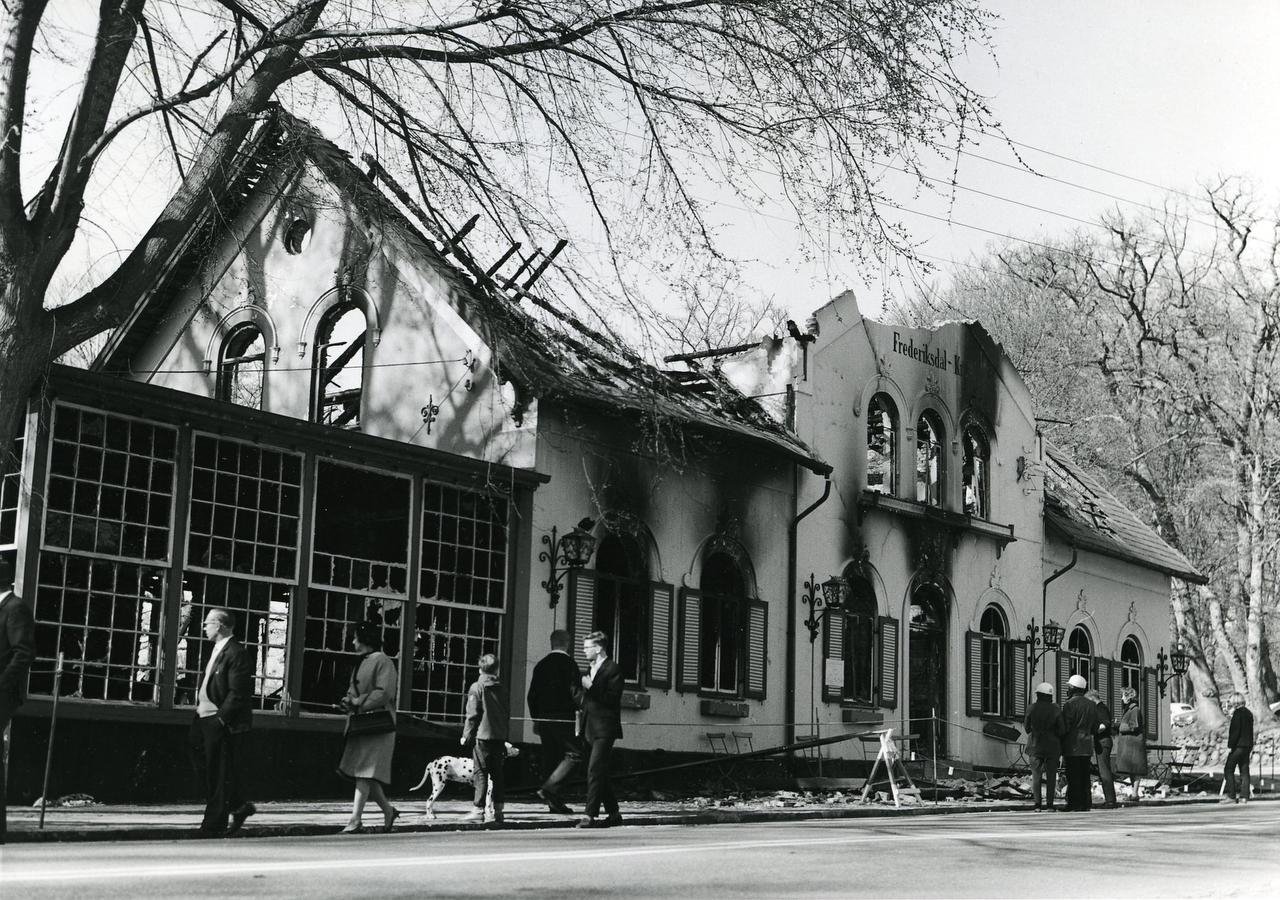 I 1964 stod den traditionsrige Frederiksdal Kro i flammer