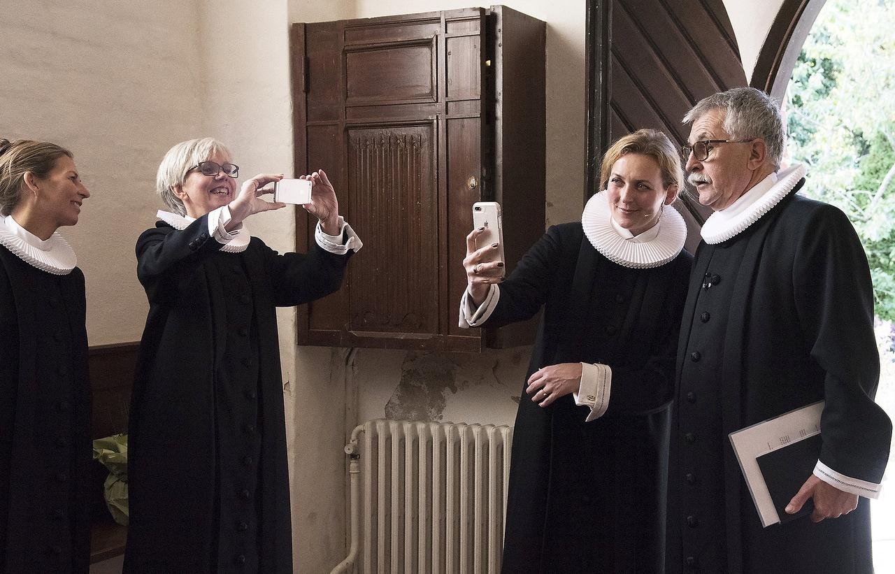 Sarah Auken er ny præst i Søborg Kirke. Men hun får ikke en nem hverdagpræstestillingen er nemlig blevet beskåret