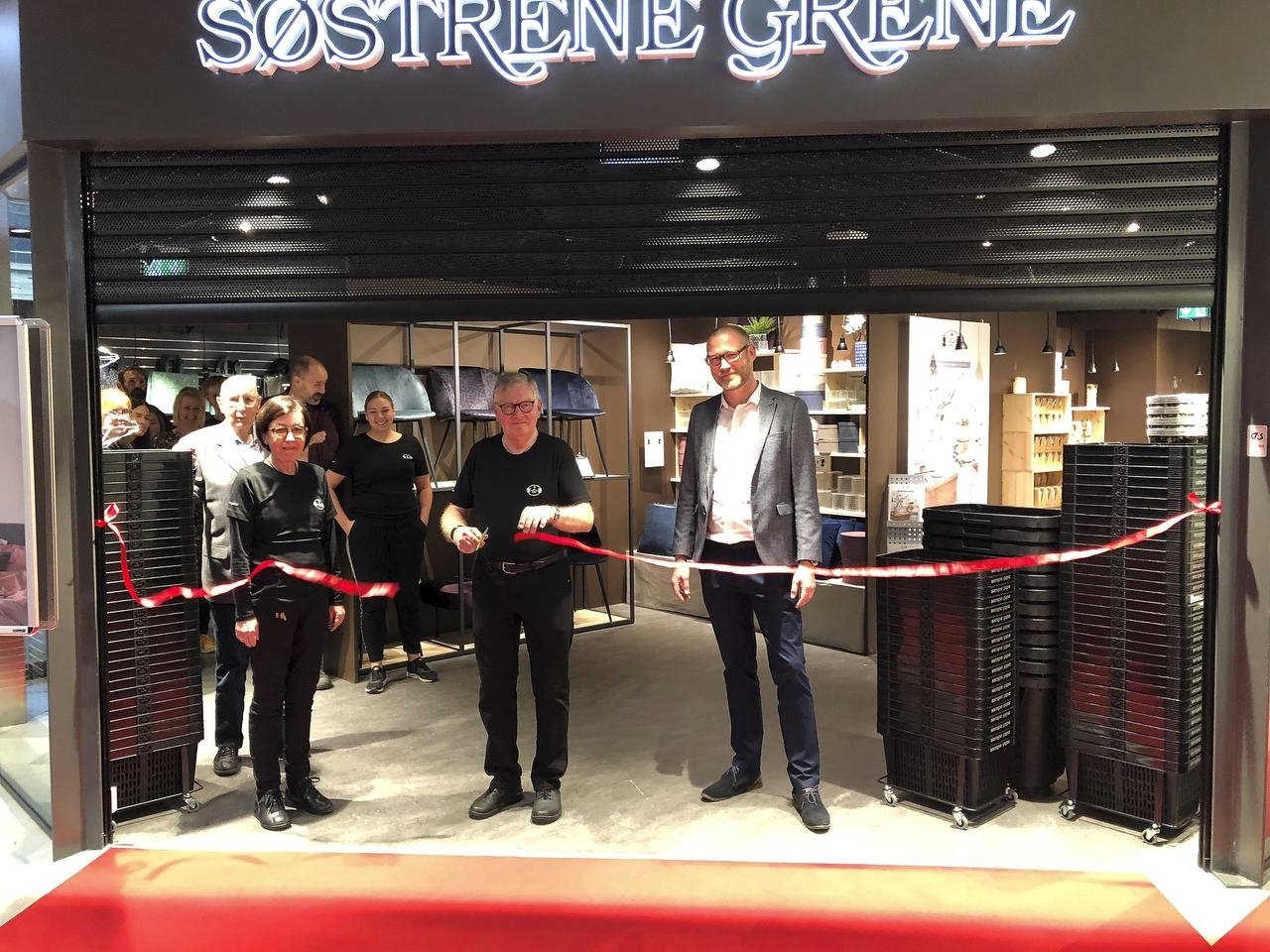 Fredag 5. oktober åbnede Søstrene Grene officielt deres helt nye forretning i to etager i Lyngby Storcenter og på snart 20. år er det ægteparret Torben og Tina Vogter, der driver forretningen i Lyngby