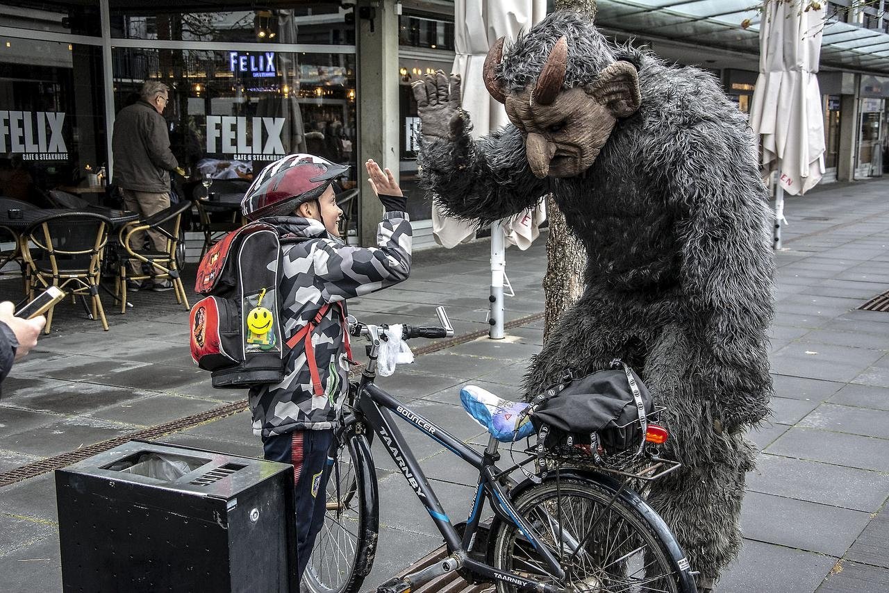 Halloween blev fejret fredag i Albertslund Centrum, og tre skrækindjagende monstre skabte både sjov og frygt