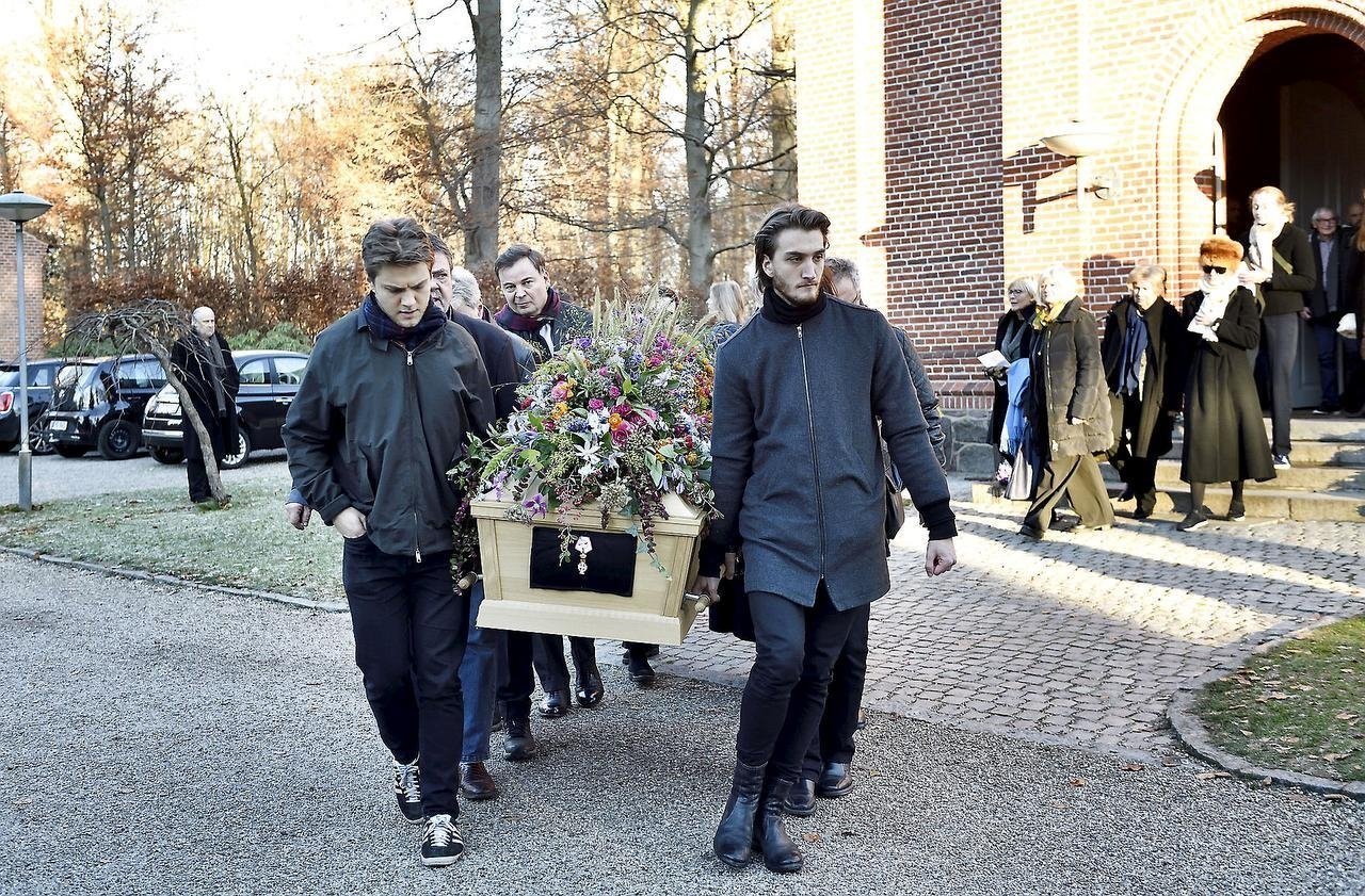 I sidste uge døde Morten Grunwald, og på denne smukke og frostklare vinterdag i november tog familie og venner afsked med skuespilleren i Vedbæk Kirke