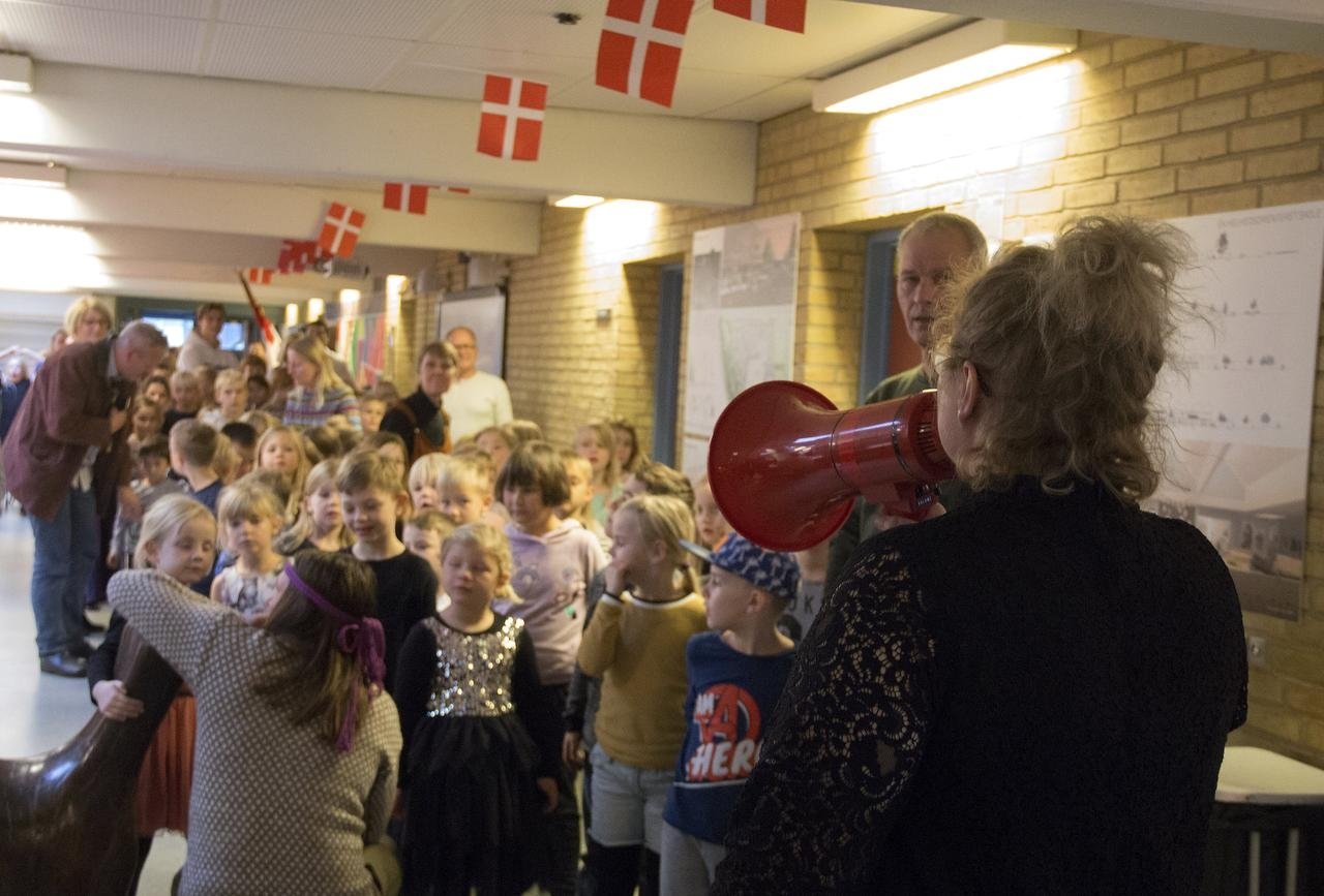 Både kage og tryllekunstner til børnene, der fejrede deres skoles fødselsdag