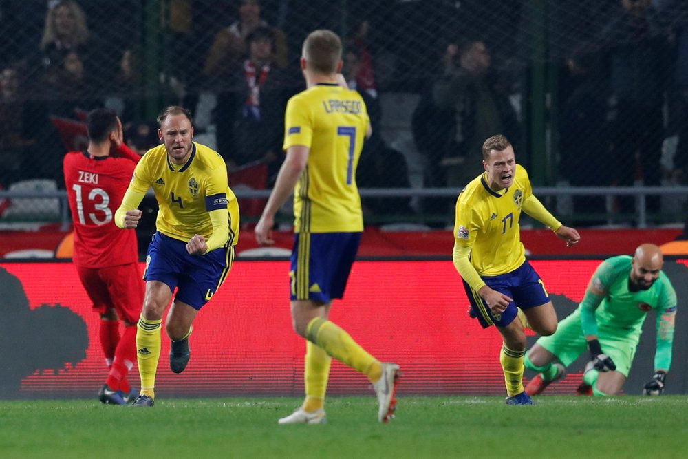 Med et mål på straffespark slog Sverige Tyrkiet på udebane. Svenskerne kæmper derfor stadig med om oprykning.