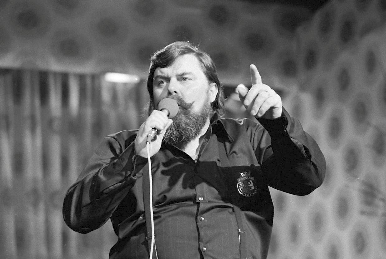 Godt 40 år efter John Mogensens død er der stadig en lyst til at udforske hans sangskat, der for manges vedkommende rummer minder om de glade 70'ere, hvor Mogensen havde sin storhedstid på Dansktoppen.