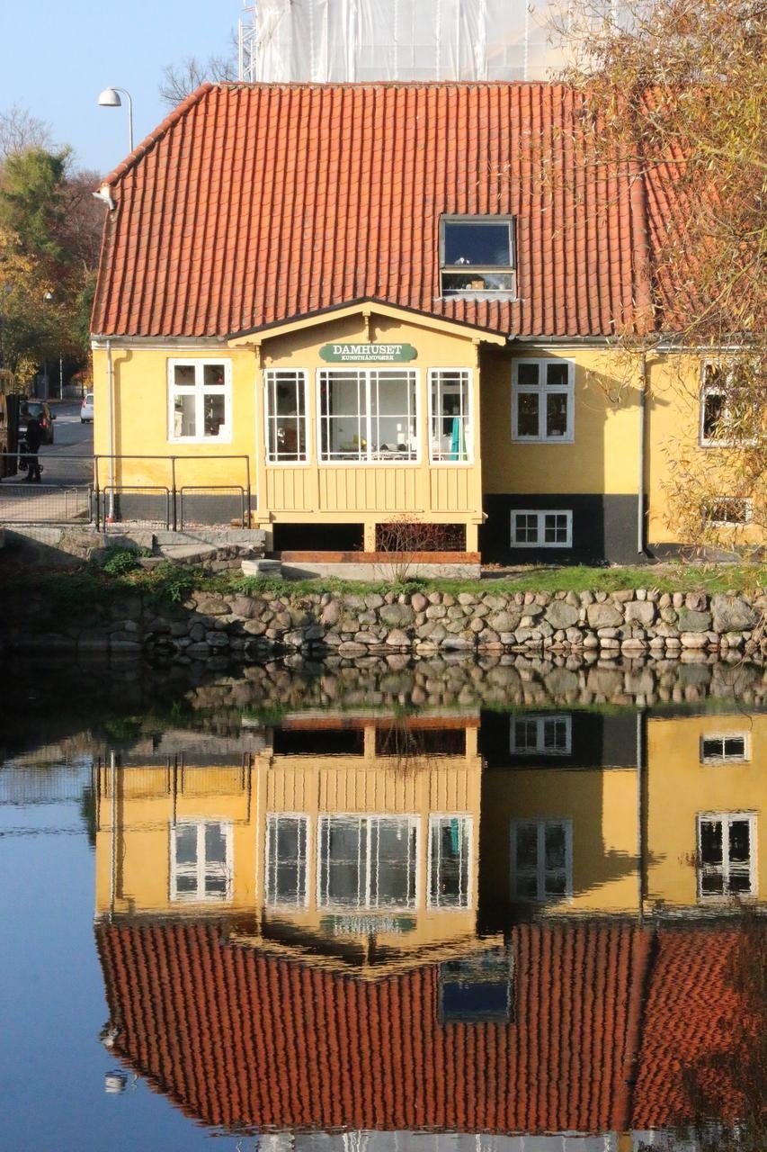 For mange er et besøg i Damhuset blevet en hyggelig juletradition, og de fem kunsthåndværkere lægger sig igen i år selen for at skabe en unik juleudstilling, der både favner klassisk dansk jul og kulørt folklore inspireret af Mexico