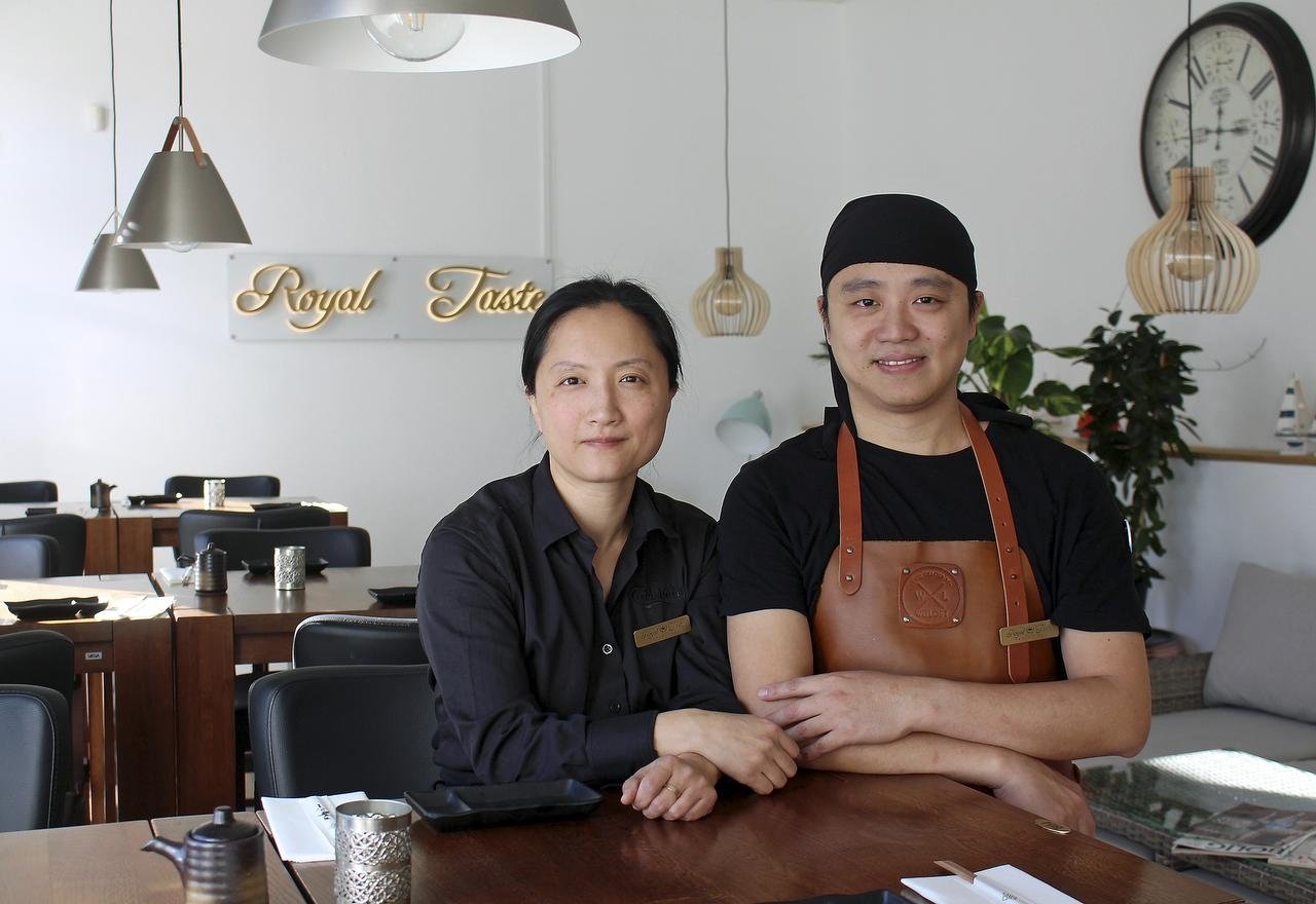 Frederiksværk-par har åbnet Royal Taste i Slotsgade - sushirestaurant med udsigt til Frederiksborg Slot