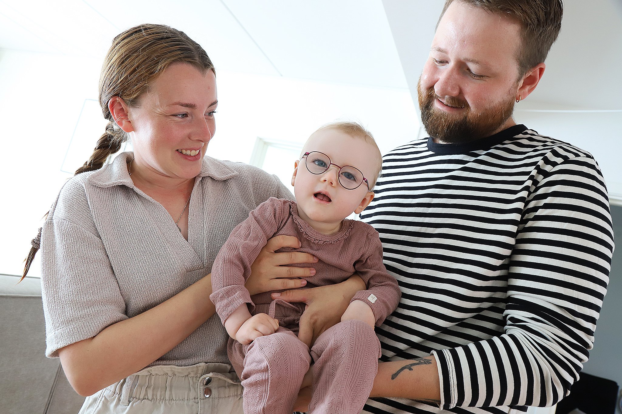 Hannah, Signe og Kristoffer Christiansen Søhof har kæmpet mange kampe, senest om bevilling af handicapbil til deres - i dag - fireårige datter Signe. Bemærk, at dette er et ældre billede af familien.