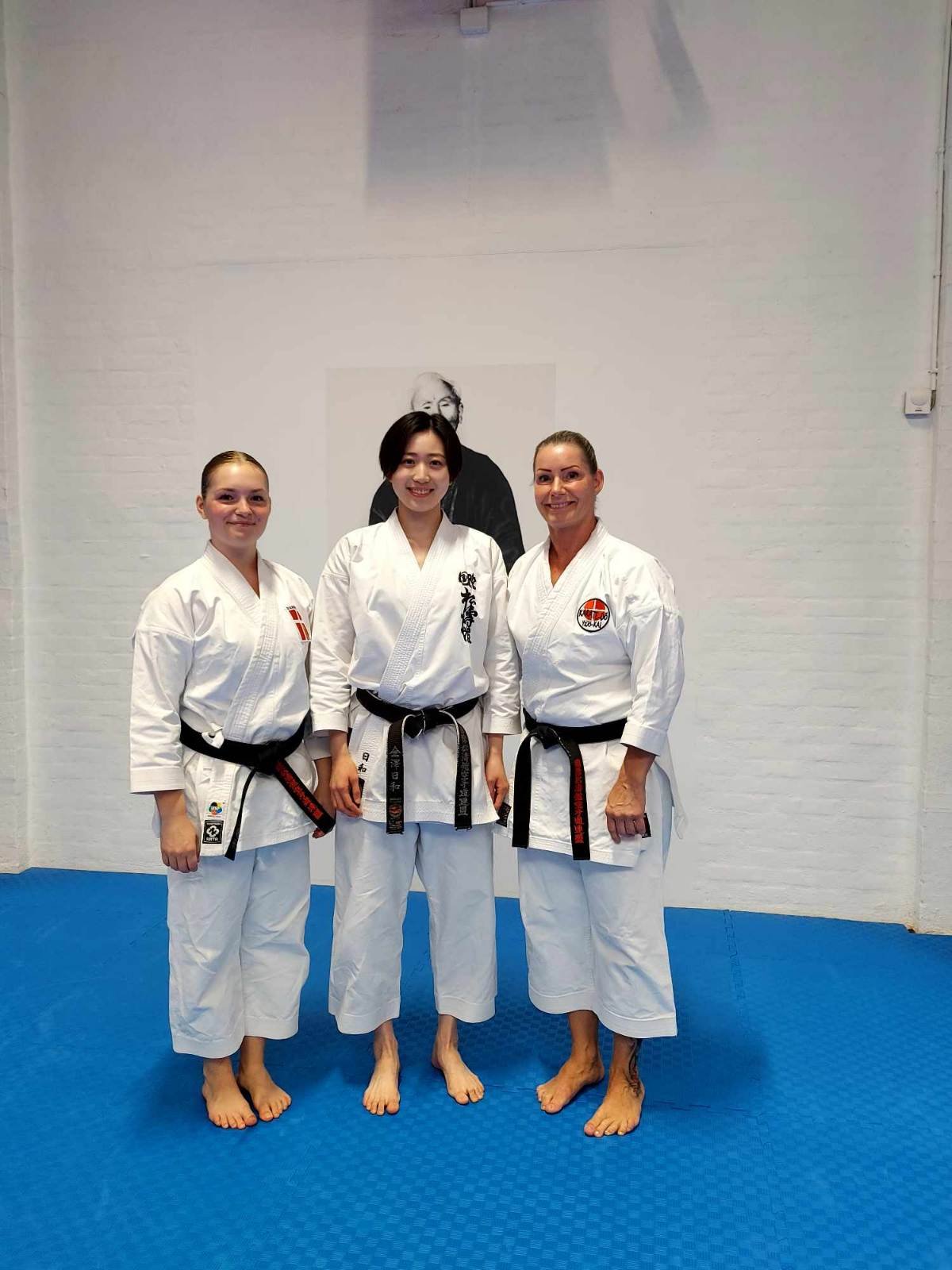 Yujo-kais, nye chefinstruktør, Winnie Søndergaard, og datteren Frederikke tog godt imod Hiyori Kanazawa.