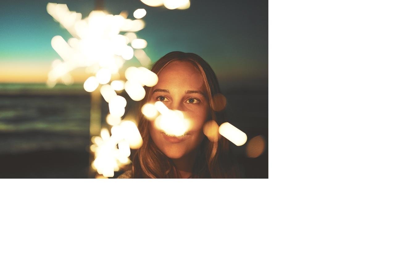 Vi ved det godt: Fyrværkeri kan være farligt. Alligevel glemmer vi beskyttelsesbrillerne nytårsaften. Hvert nytår ender hundredvis af danskere på sygehuset med fyrværkeriskader, og de alvorlige skader ses især hos dem, der ikke brugte beskyttelsesbriller.