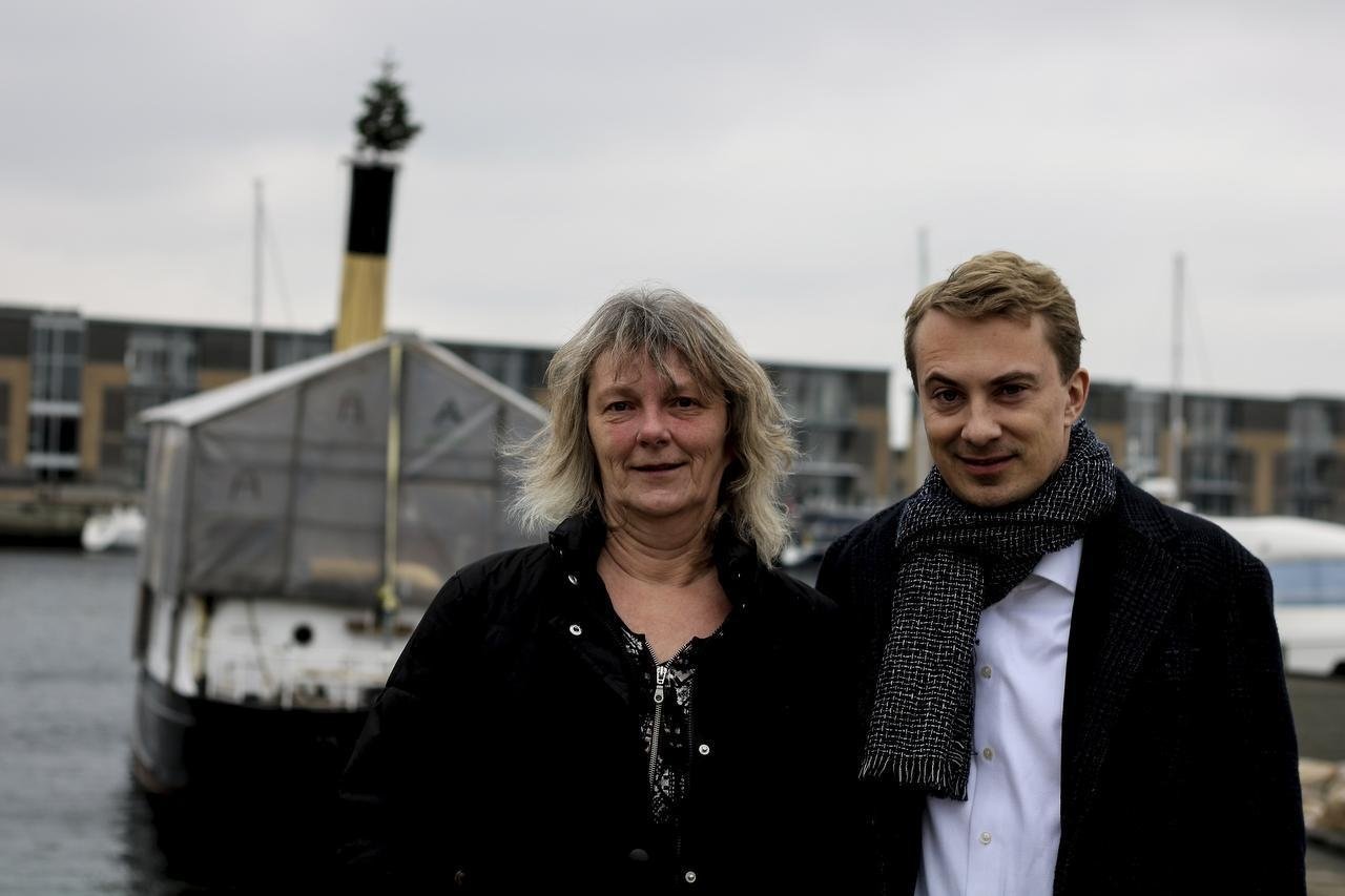 Dansk Folkeparti har placeret sig centralt. Måske ikke på den gamle højre-venstre-skala, men i forhandlingslokalerne. Begge fløje kan nemlig med DF's velvilje sikre sig et flertal