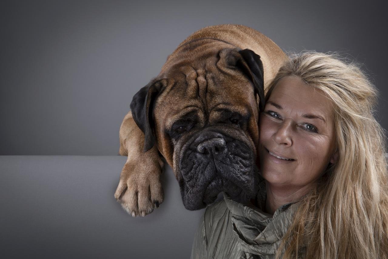 Christina Højgaard er hundecoach, instruktør og indehaver af 'Det Gode Hundeliv' i Birkerød. Hun kommer her med en række gode råd til hundeejere op til nytårsaften