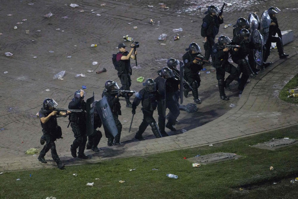 River Plate-fans fejrede Copa Libertadores-triumf, men til sidst måtte politiet bruge tåregas og gummikugler.