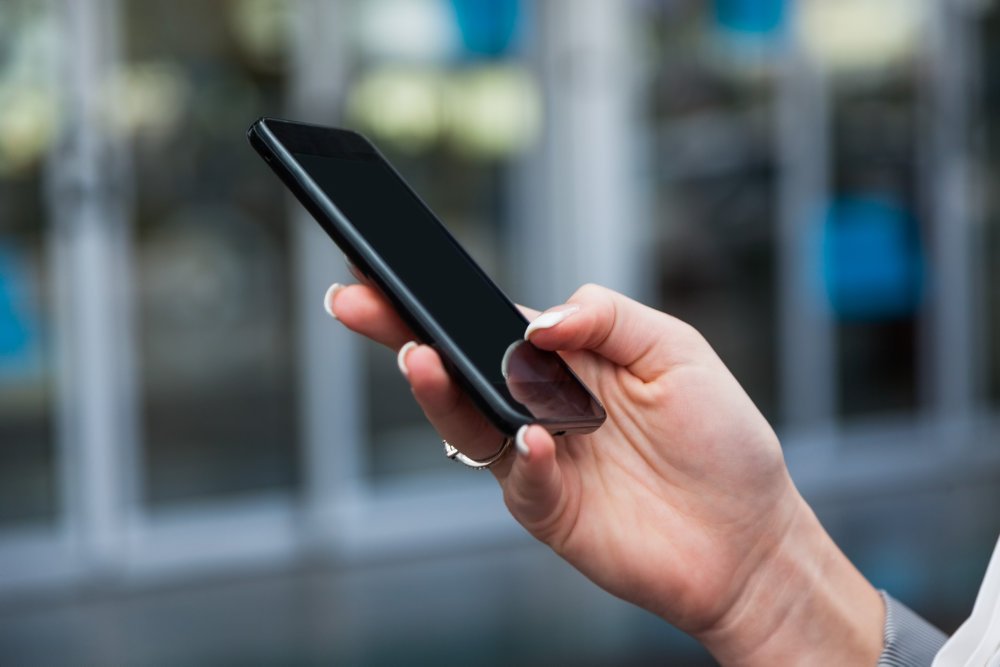 EU vil gøre det billigere at bruge data i udlandet. Forbrugerrådet glæder sig, mens telebranchen er skeptisk.