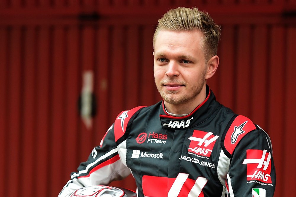 Kevin Magnussens første dag i Haas-bilen bød på motorstop og et møde med barrieren under test i Barcelona.