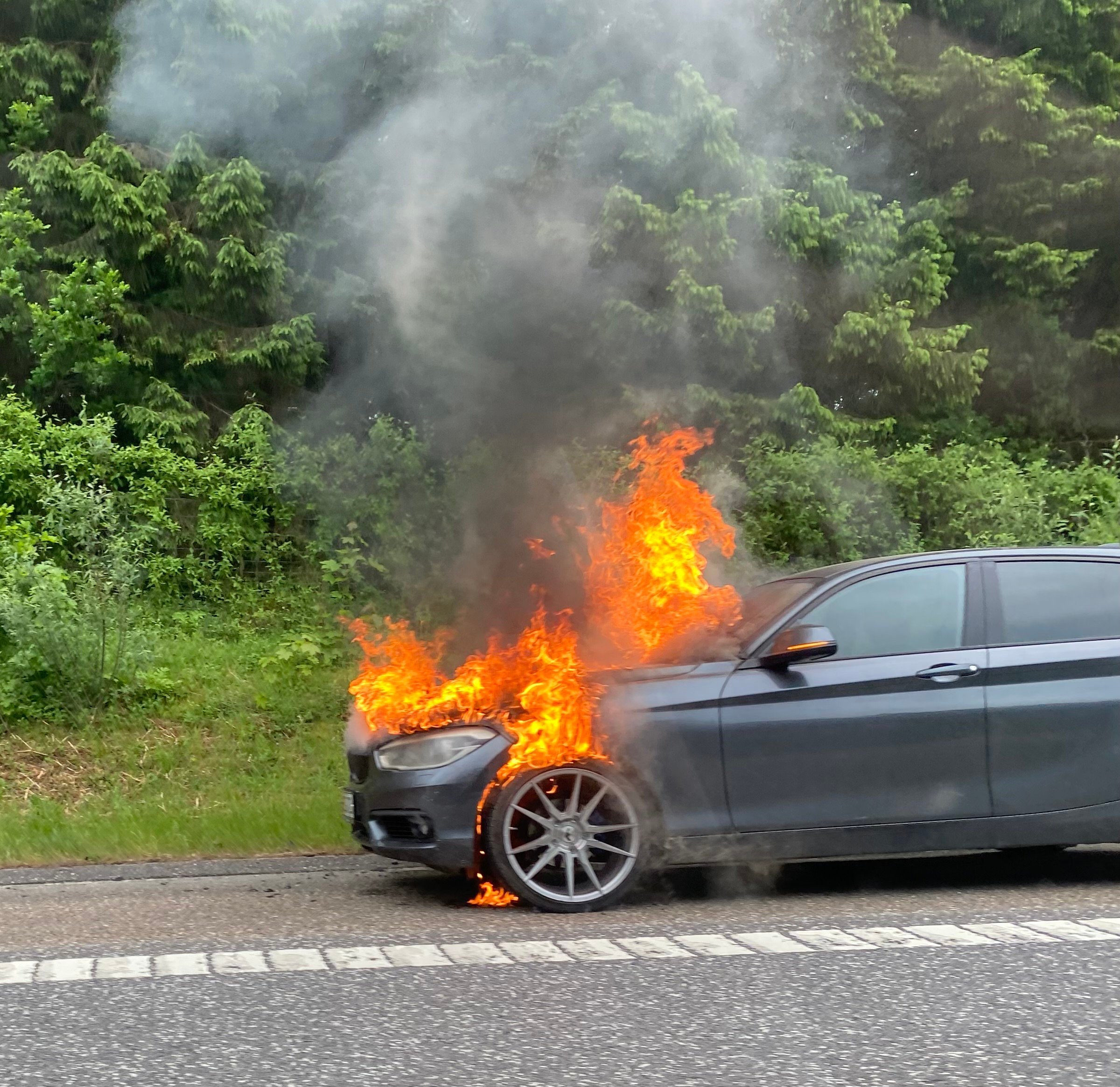 En bil er her til morgen brudt i brand på motorvejen mellem Sorø og Slagelse. Privatfoto