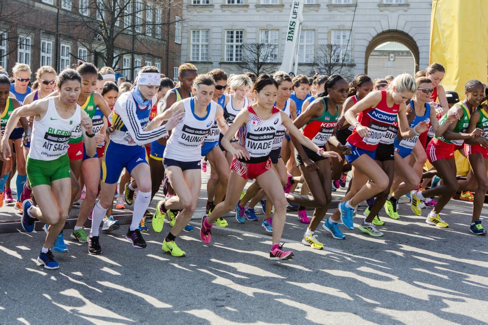 Som den første kvinde kom Joyciline Jepkosgei under 1 time og 5 minutter på et halvmaraton.