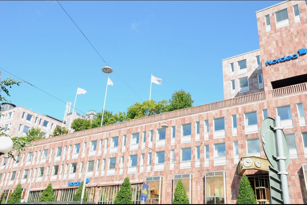 Den nordiske storbank Nordea har formelt hjemme i Sverige, men en ny afgift får banken i flyttetanker.