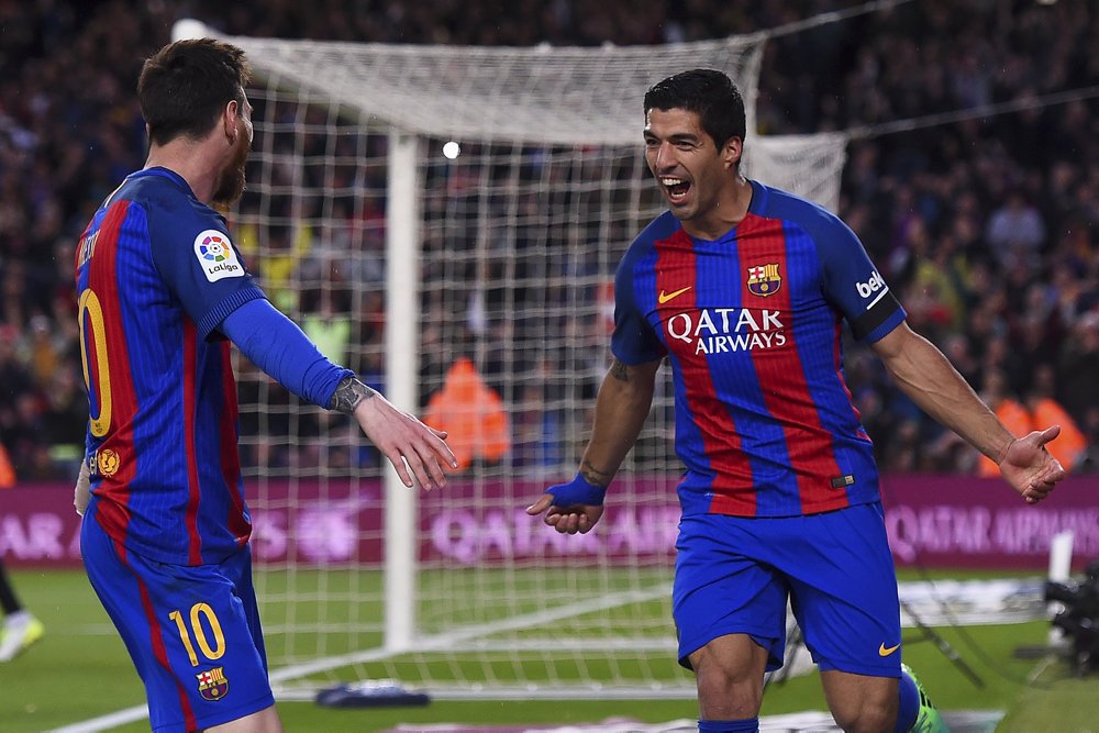 Suarez scorede på saksespark og Lionel Messi nettede to gange i otte gyldne Barcelona-minutter mod Sevilla.