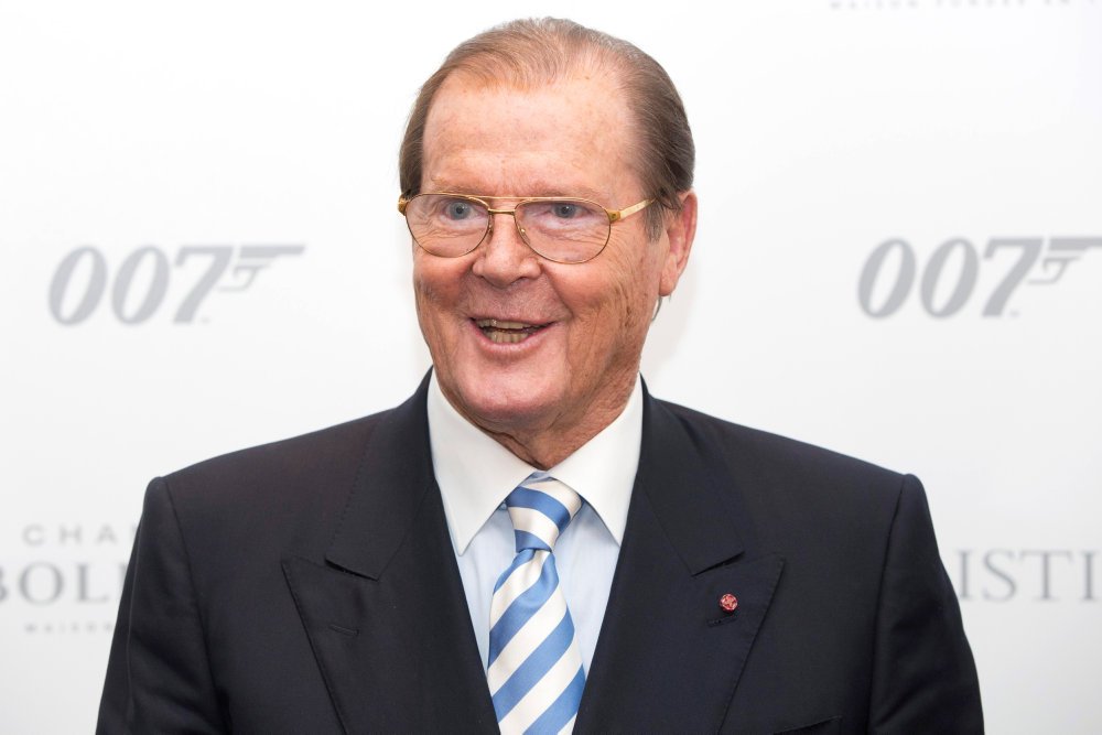 Roger Moore, kendt fra James Bond-filmene, døde tirsdag af kræft i en alder af 89 år, meddeler familien.