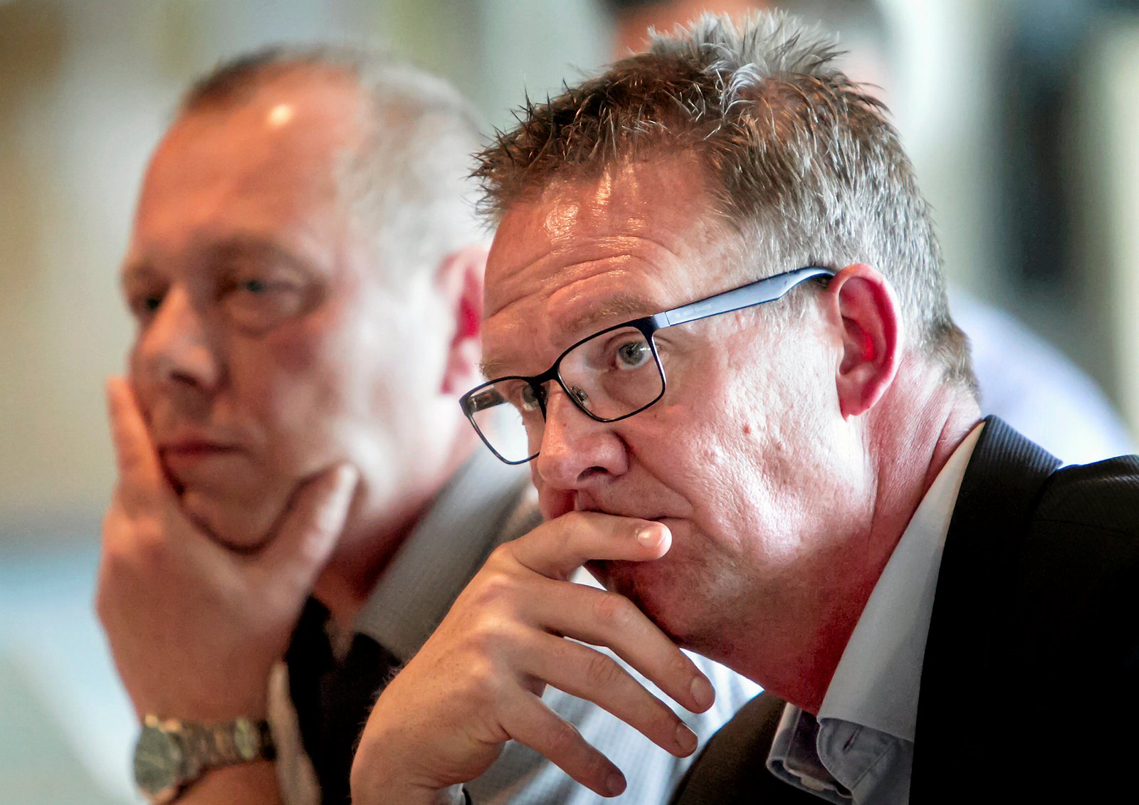 Det skal ikke være sådan, at der er forhandlet noget, der lige så godt kunne have været forhandlet på et åbent møde og ikke bag lukkede døre i en konstituering, lød kritikken onsdag aften fra Venstres gruppeformand Karsten Søndergaard.