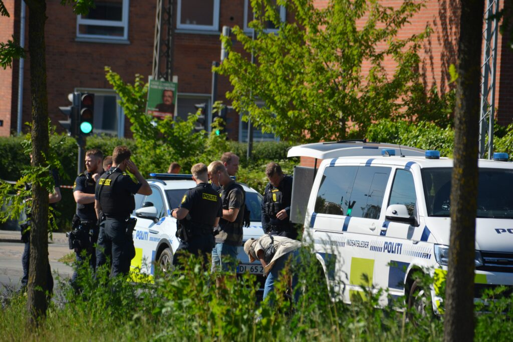 Politi på gerningsstedet i Husum onsdag eftermiddag.