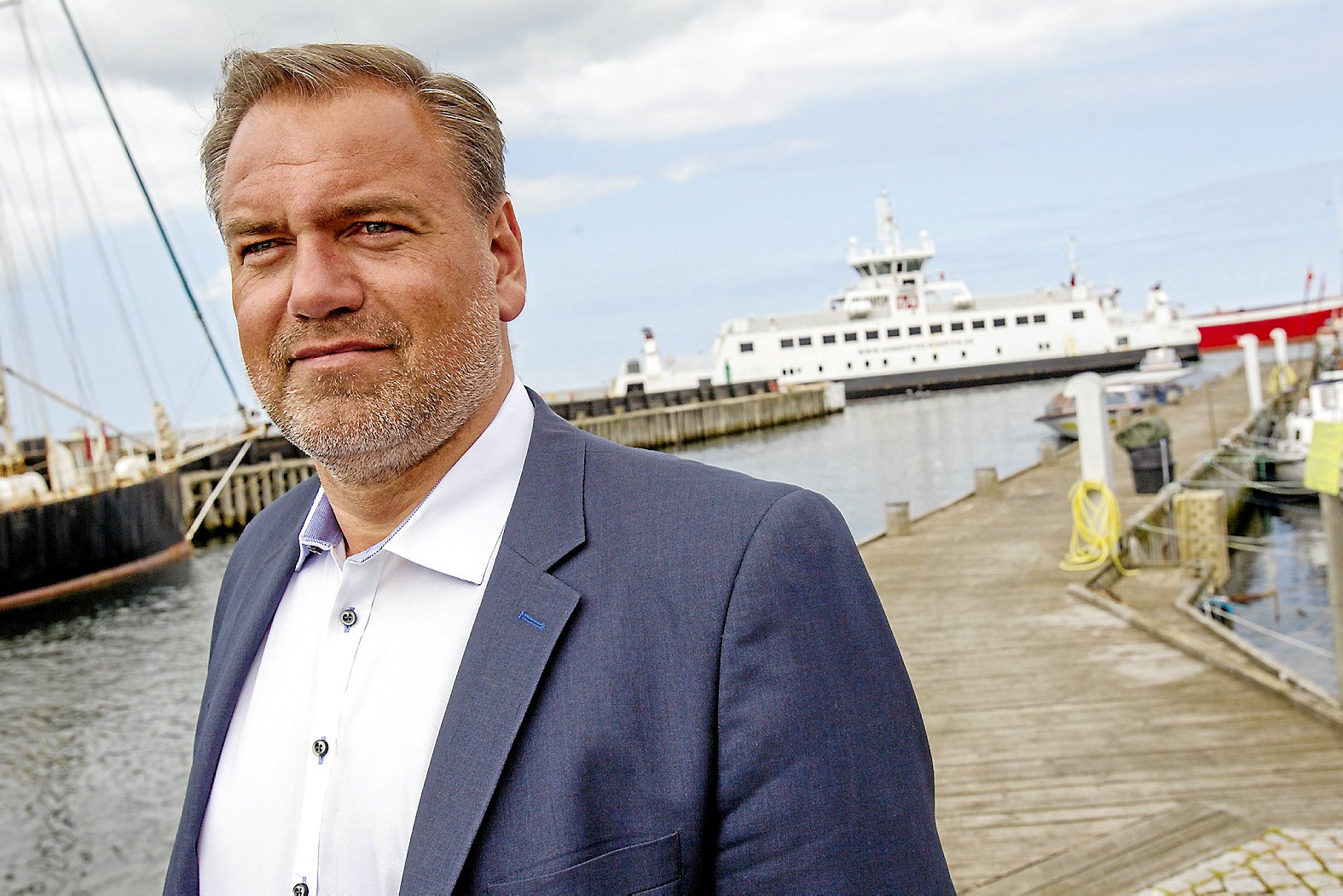 Fiskersønnen Søren Brink blev aldrig fisker, men fandt sin egen vej til at blive havnens og Hundesteds mand.