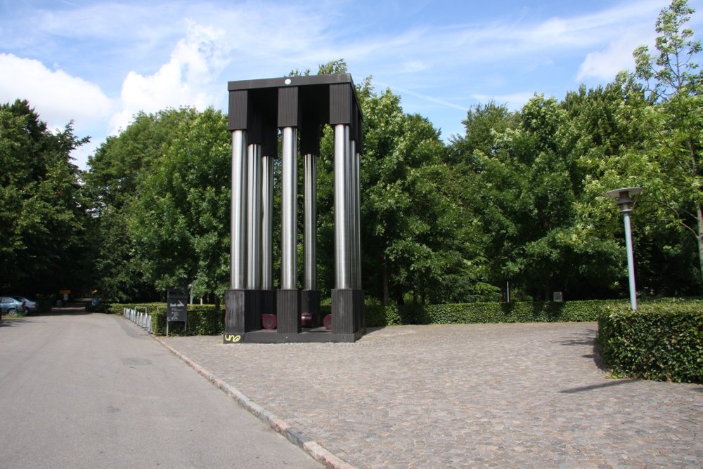 Den svenskfødte kunstner Ingvar Cronhammar begriber ikke, hvordan hans skulptur kunne ende som skrot.