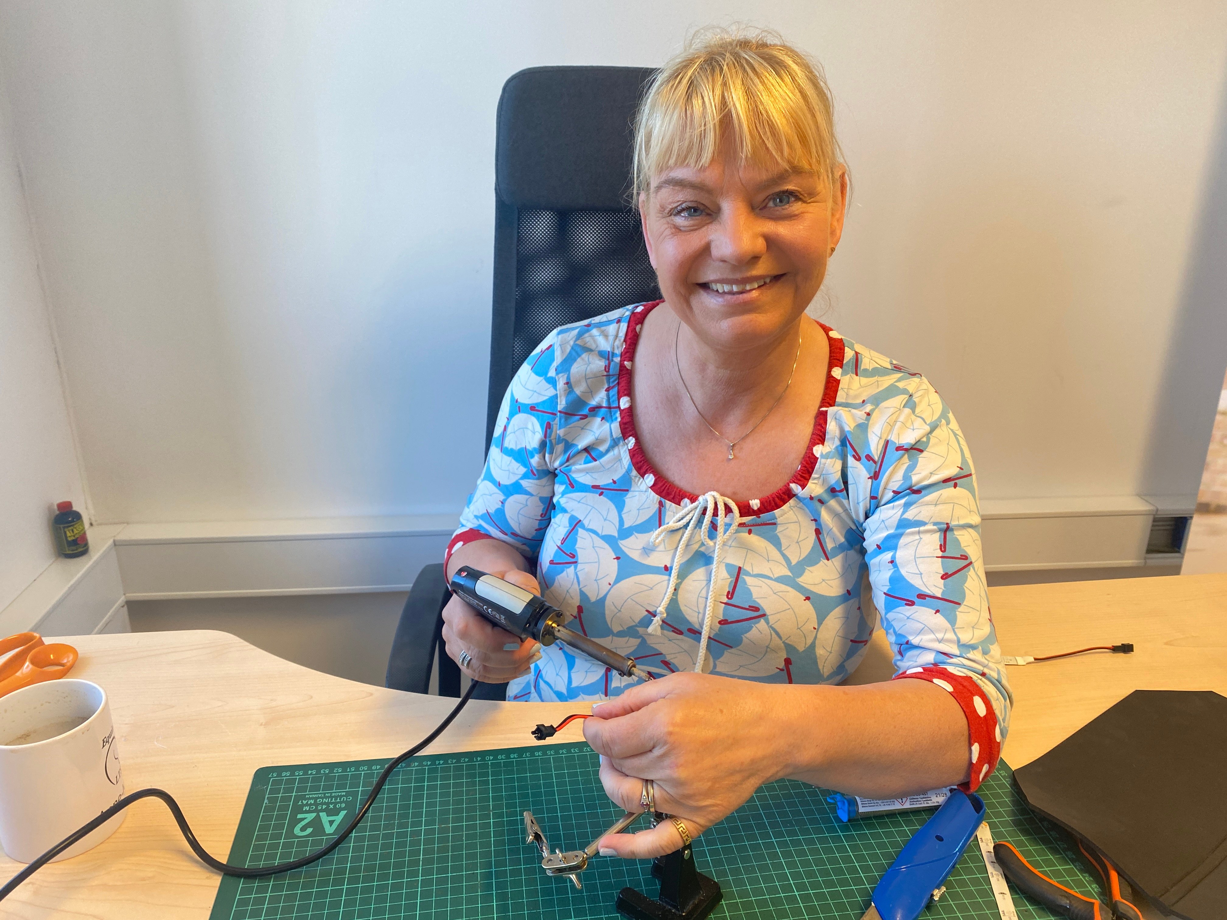 Equine LTS begyndte, da Anne-Marie Krogh Lindes hest stod skadet. I dag kender det meste af hesteverdenen produkterne, som bliver produceret i Roskilde. Her lodder Anne-Marie Krogh Linde lyskæder sammen.
