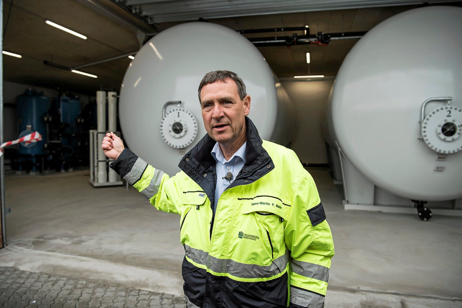 Hans-Martin Friis Møller ved vandværket, som han var med til at bygge på Sejerø. Det var under byggeriet af dette, at han forelskede sig så meget i Sejerø, at familien var nødt til at købe først ét og siden yderligere et sommerhus på øen