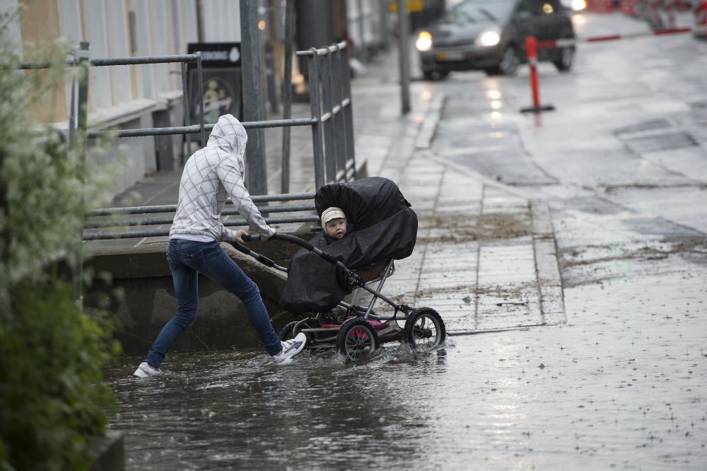 Falck har modtaget cirka 50 anmeldelser om vandskader efter fredagens uvejr, der var værst i Vejle og Kolding.