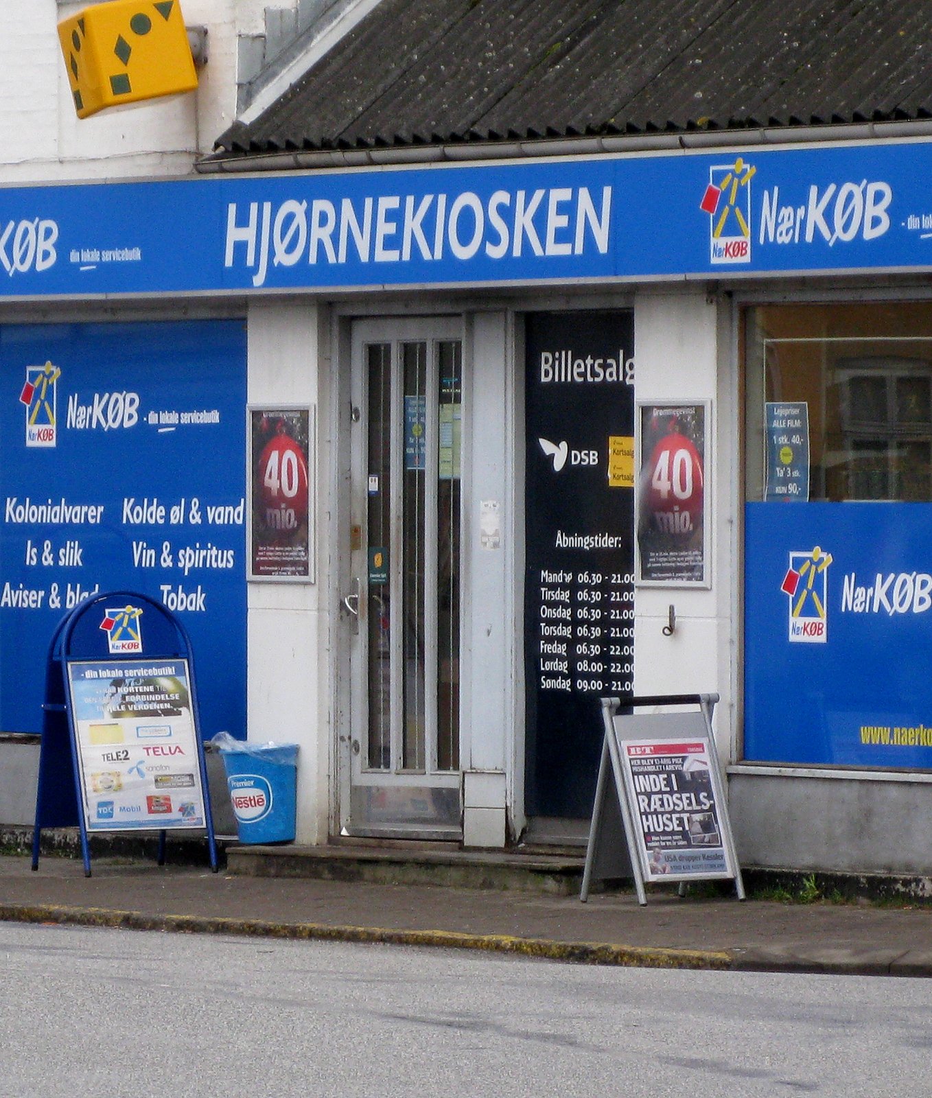 Det var rygtet om et pengeskab med en stor pengebeholdning, der i marts fik fire mænd til at begå røveri mod Hjørnekiosken i Jyderup. Fredag begyndte retssagen mod de fire formodede gerningsmænd i Retten i Holbæk. Ud over røveriet indeholder anklageskriftet en række indbrud, biltyverier, voldelige opgør samt en flugt fra politiet.