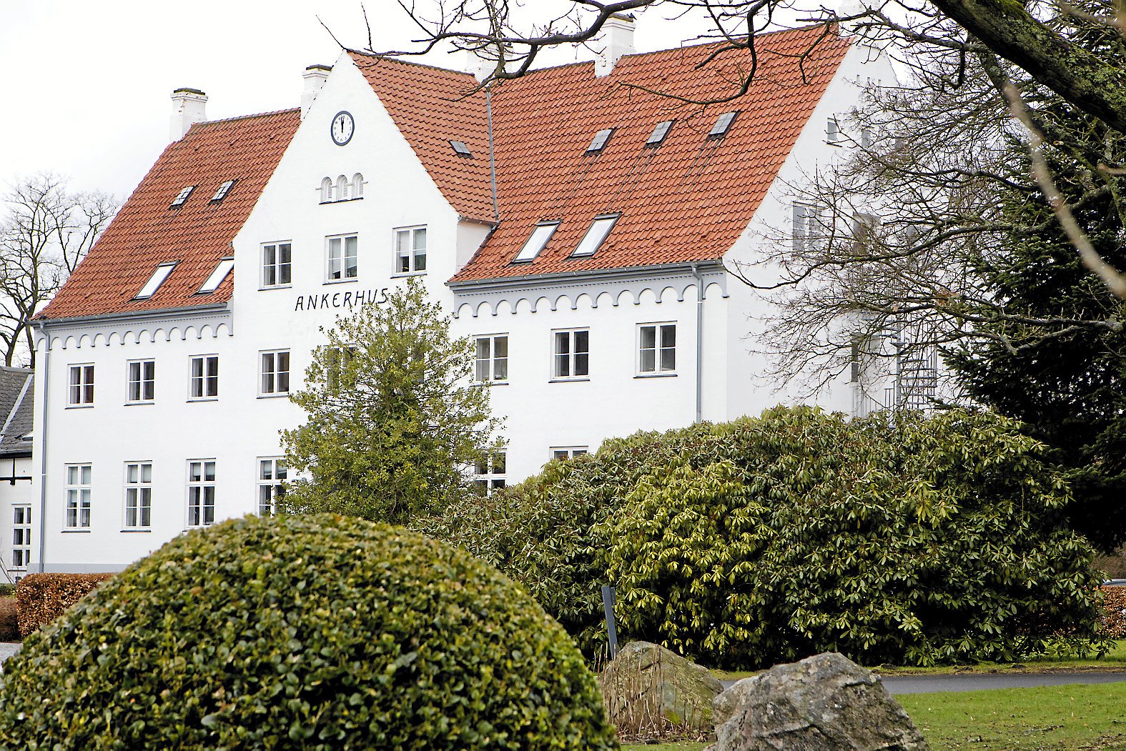 Husholdningsøkonomer og kokke blev uddannet på Ankerhus indtil uddannelserne forlod bygningen i 2023. Nu skal der bygges attraktive nye boliger på grunden ved søerne.