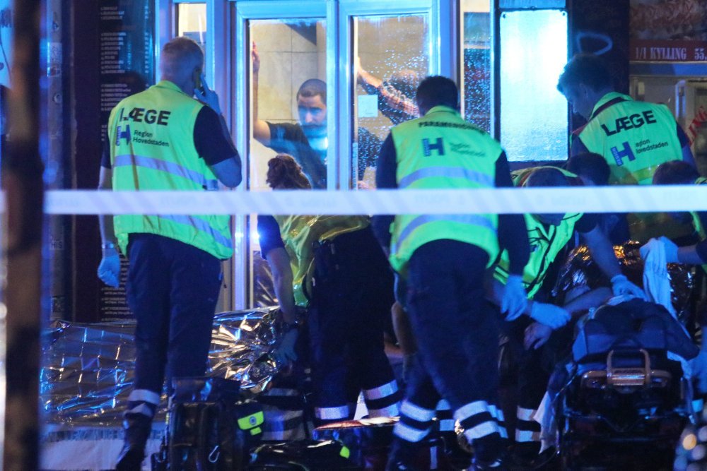 Ung mand ramt af to skud og indlagt efter skyderi på Amager i København. Tre mænd er anholdt.