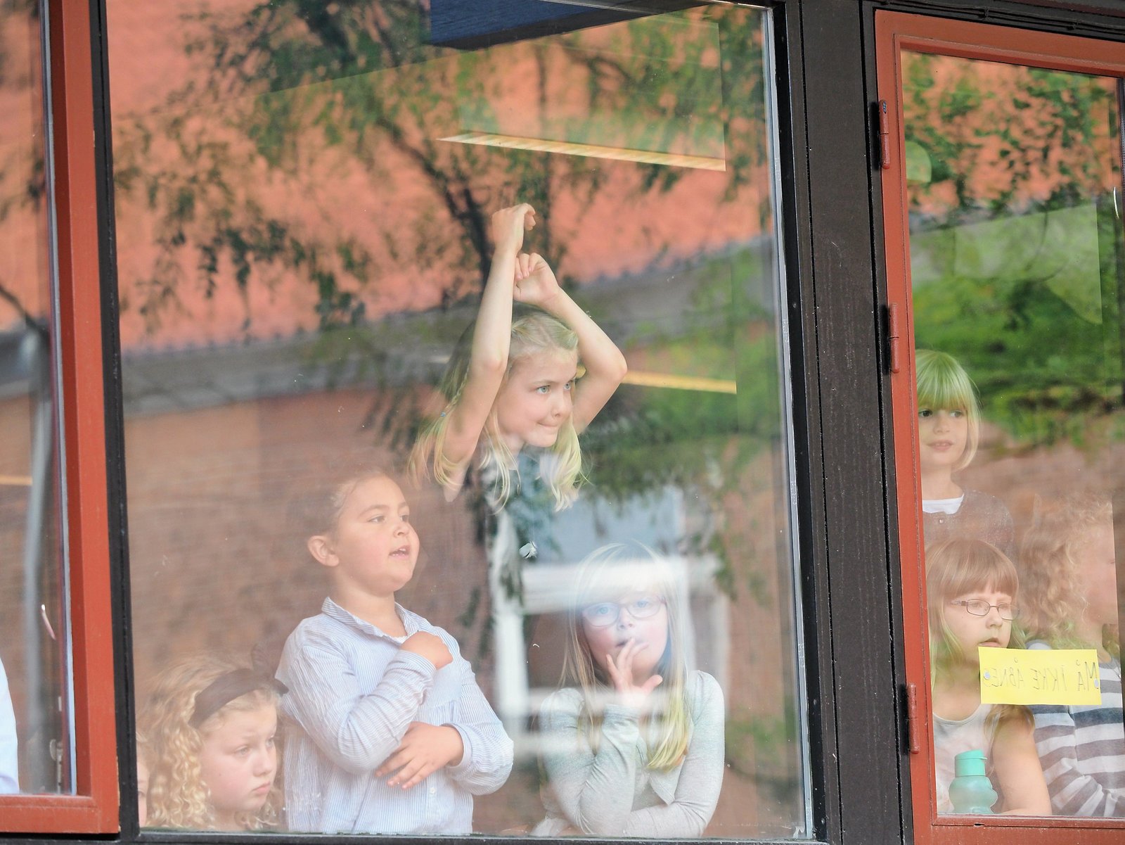Børn og voksne var spændte, da de ventede på kronprinsesse Marys besøg på Hedegårdenes Skole i Roskilde.