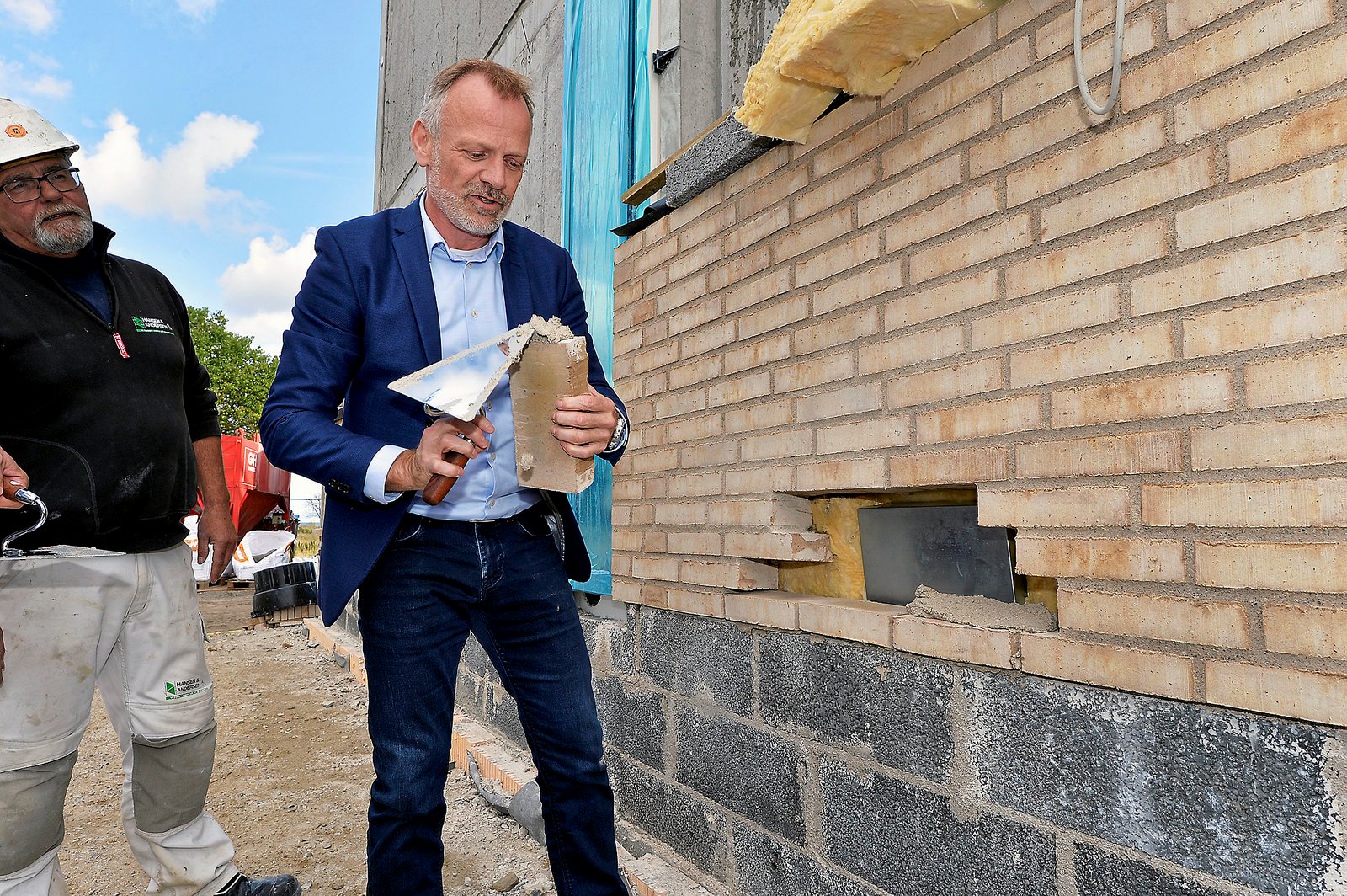 Den fynske milliardær Robin Feddern er på tiendepladsen over personer med de største værdier i Køge Kommune. På billedet gør han sig klar til at lægge sin sten på ved grundstensindmuring på byggeriet Strandparken på Søndre Havn i 2017.