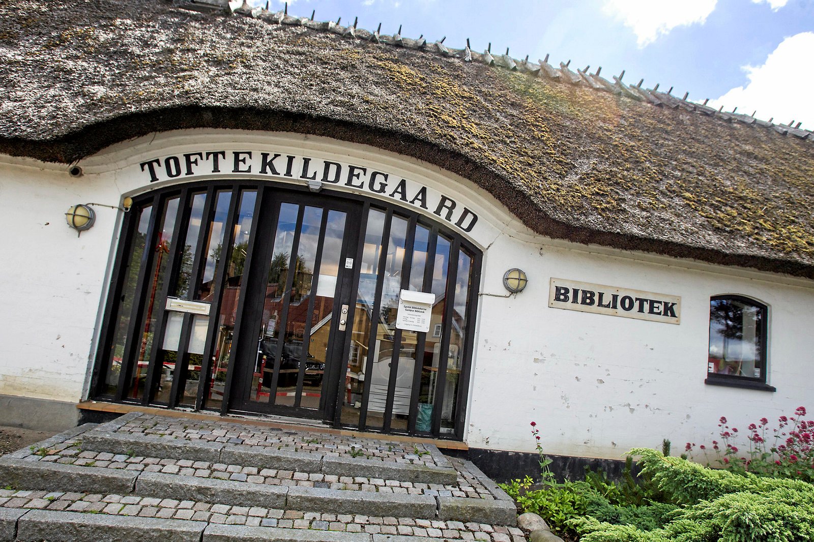 Ganløse Bibliotek danner rammen om et åbent hus-arrangement, hvor borgerne kan møde kommunens medarbejdere til en uformel snak om emner inden for by, teknik og miljø.