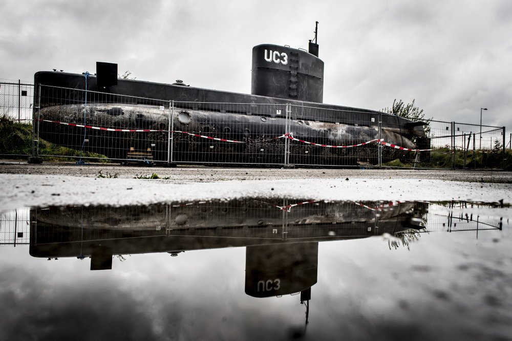 En dommer har besluttet, at Peter Madsen fortsat skal sidde fængslet. Han er sigtet for drabet på Kim Wall.