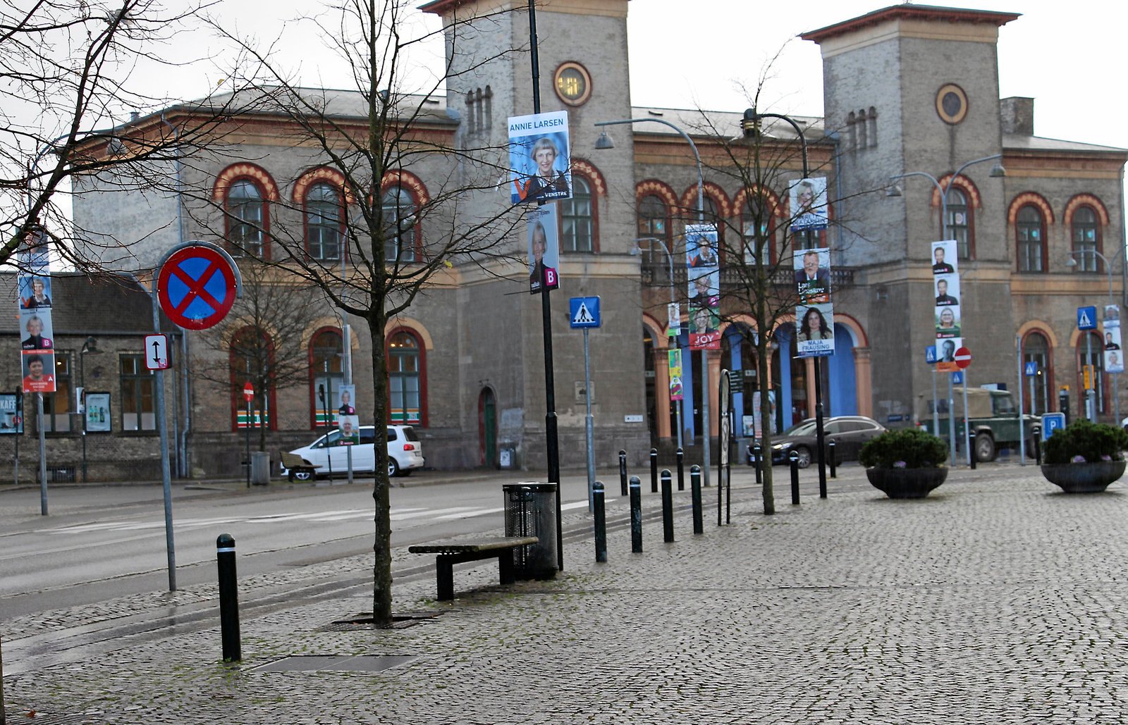 En varevogn spærrede natten til lørdag for togtrafikken ved Roskilde Station. Den havde kørt 3-400 meter på sporene.