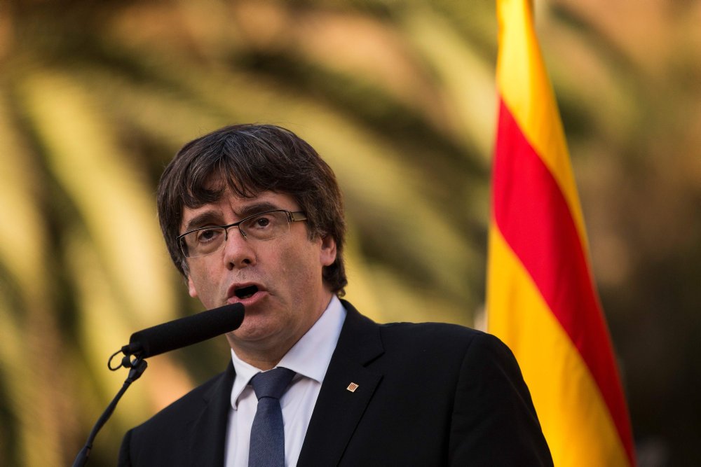 Puigdemont foreslår en dialog med Madrid og undviger at svare på spørgsmål om uafhængighed.