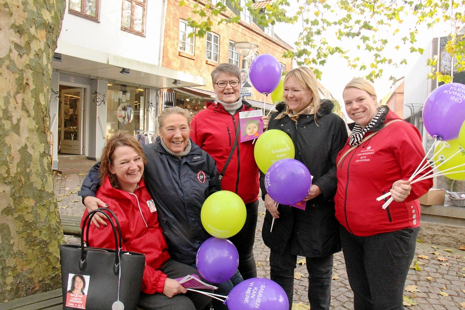 Store Balloner Kvinder med store balloner gik på gaden – Sjællandske Nyheder