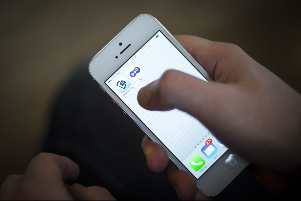 På trods af politi-tilhold ringede kvinden gentagne gange til både til manden og hans børn og lagde beskeder på deres telefonsvarer.