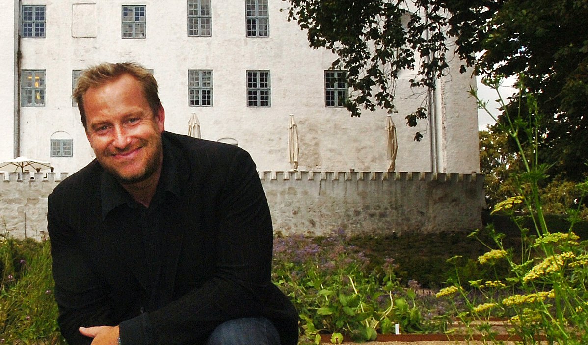Adam Price har sat sit sommerhus i Lumsås til salg, hvor optagelserne til madprogramserien "Spise med Price" er optaget.