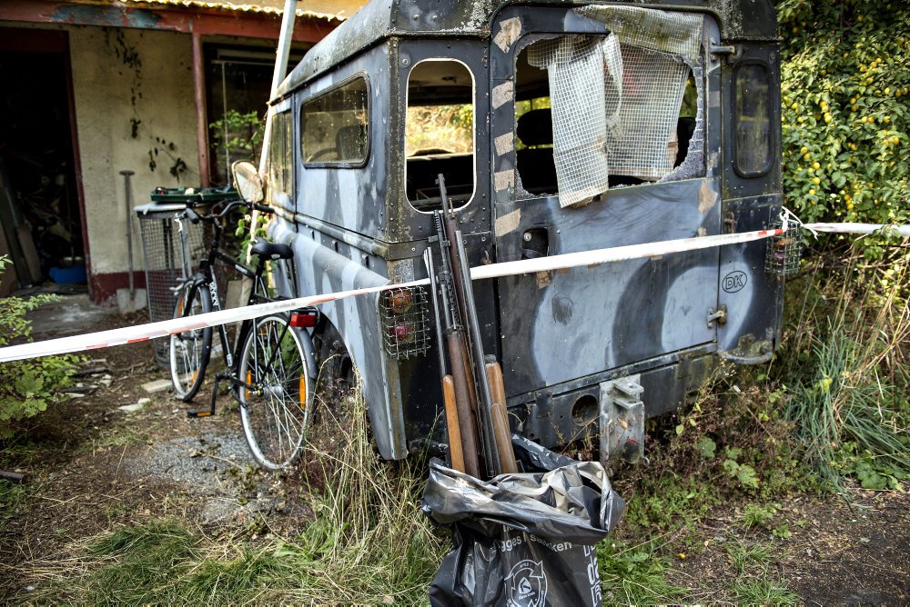 En 51-årig er anklaget for at have haft sit eget og sin mors hus fyldt med haglgeværer, rifler og pistoler.