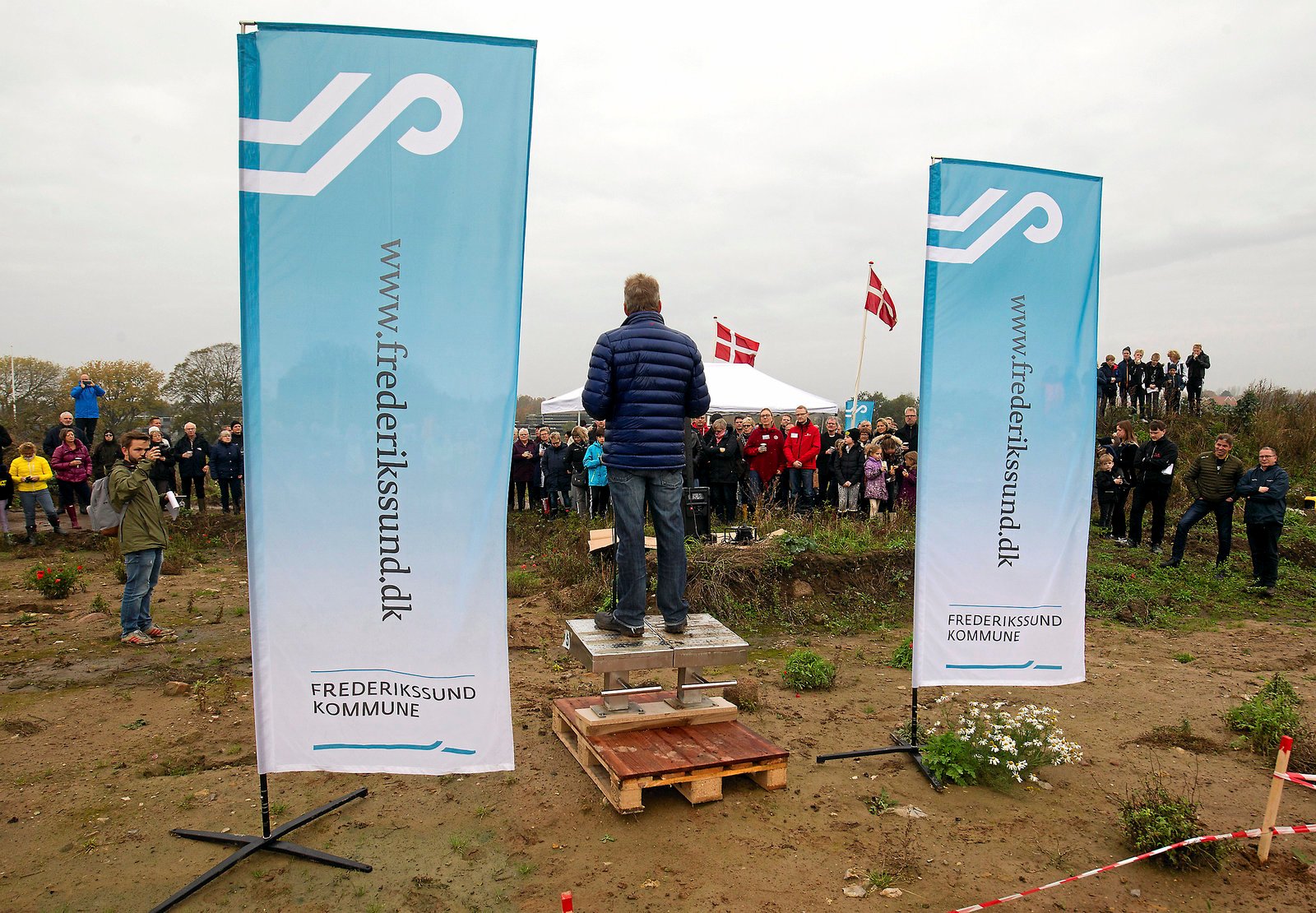 Daværende borgmester John Schmidt Andersen (V) holdt tale for de fremmødte ved 1. spadestik for svømmehalen og idrætsbyen i november 2017.