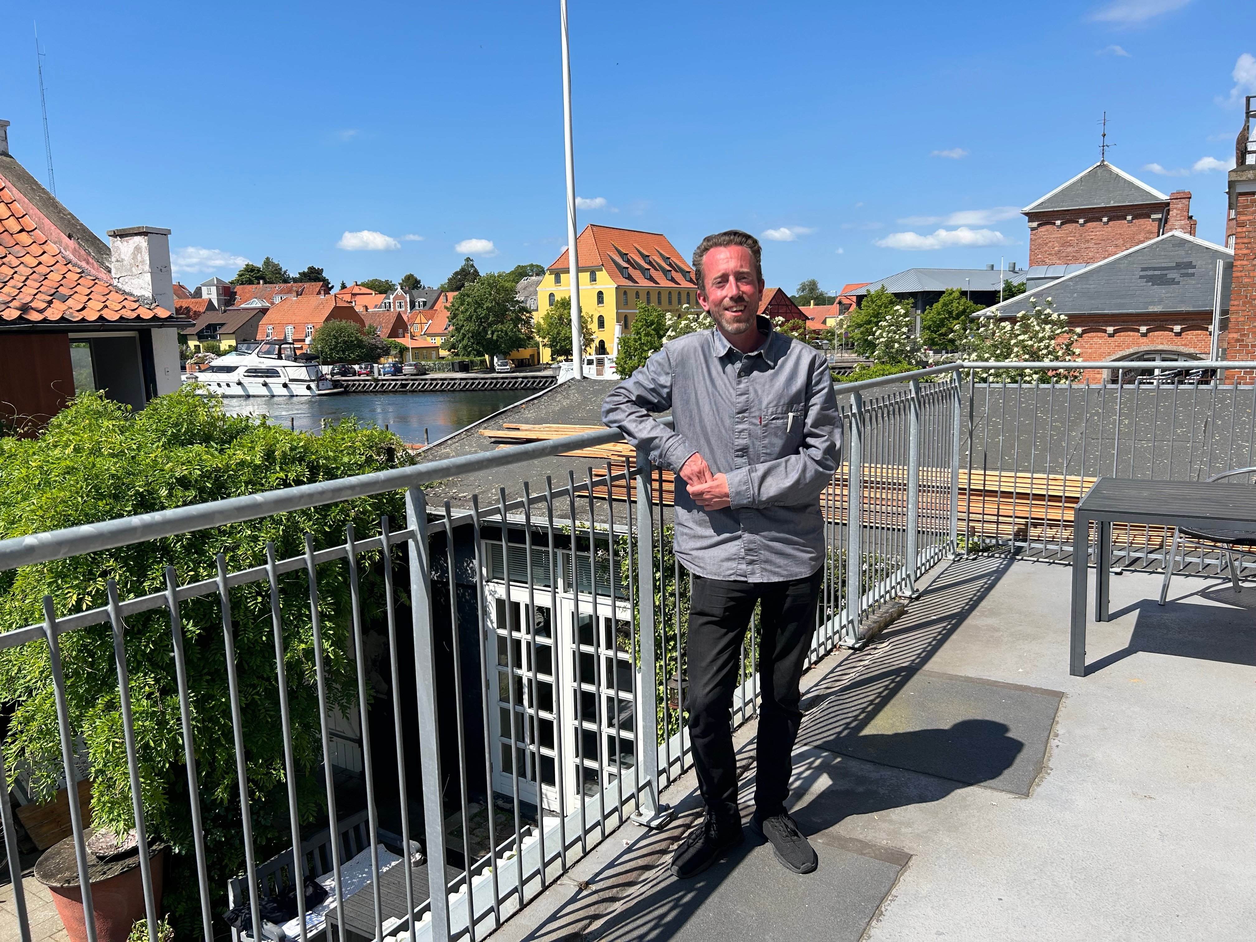 Hjørnebalkonen til et af hotellets værelser - med skøn udsigt over Skælskør havn. Foto: Henny Ferrold
