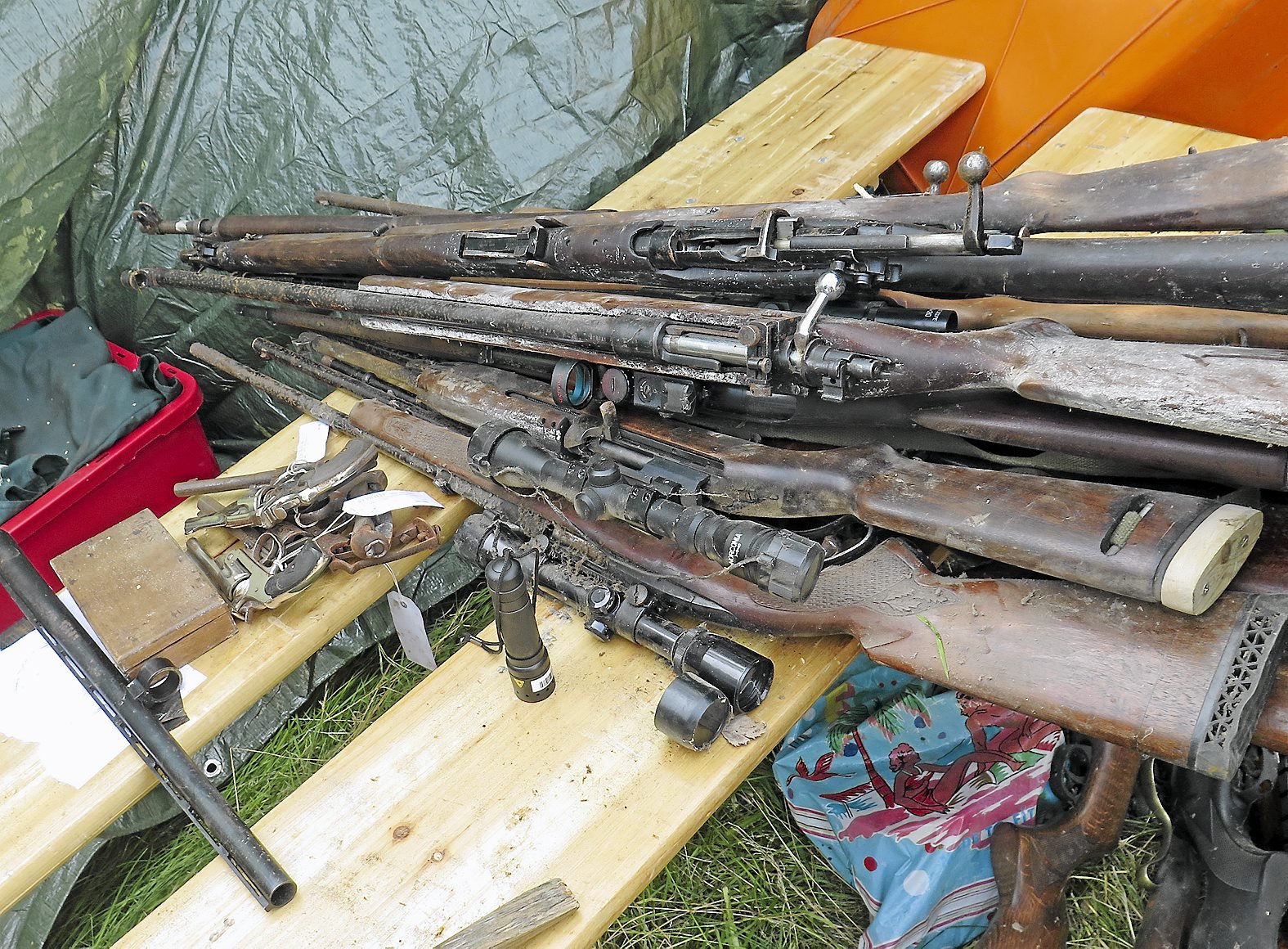 Da politiet i 2015 ransagede to adresser i Birkerød, fandt man cirka 1000 skydevåben og 1,4 ton ammunition.