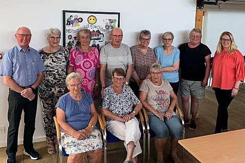 HEP-Husets brugerbestyrelse er på plads. Øverst fra venstre ses Ib Sørensen, Kirsten Nielsen, Kirsten Henriksen, Kaj Pedersen, Lene Ravn, Helle Jensen, Mia Pedersen og borgmester Vicky Holst Rasmussen. Siddende ses Lilly Højgaard, Annette Sundman og Mona Espensen. Fraværende var Inge Mossin og Søren Mortensen. Foto: HEP Huset